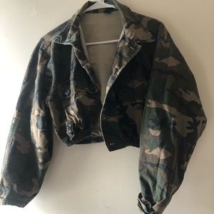 Very fashionable crop jacket perfect for spring 🌻